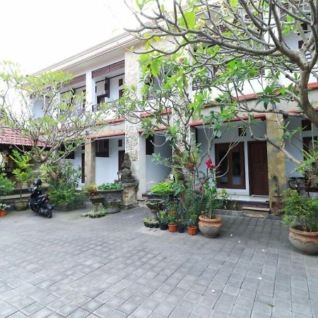 Puri Jayaraja Guest House Кута Экстерьер фото